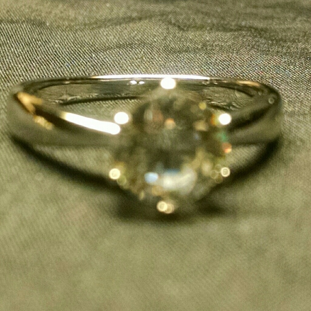 Beautiful Solitaire Shiny Diamonique Ring - image 6